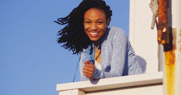 Mujer africana sonriendo a la cámara — Foto de Stock