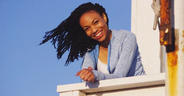 African woman smiling at camera — Stock Photo, Image