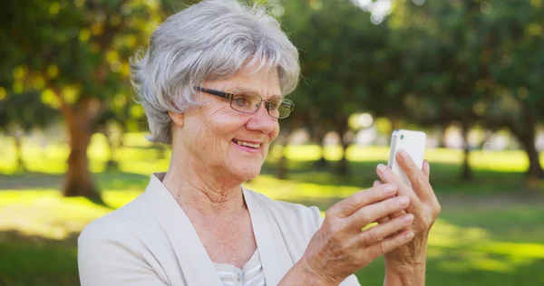 Hippe Oma macht Selfies im Park — Stockfoto