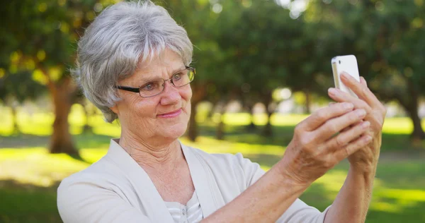 Hippe Oma macht Selfies im Park — Stockfoto