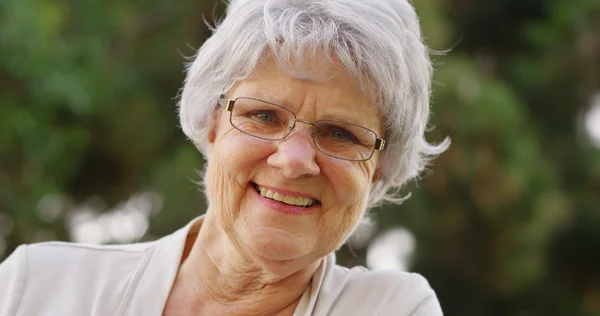 Volwassen vrouw glimlachen en kijken naar camera — Stockfoto