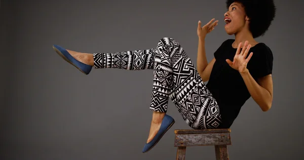 Schwarze Frau tanzt auf Stuhl — Stockfoto