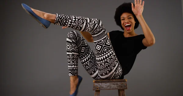 Diversión mujer negra bailando en silla —  Fotos de Stock