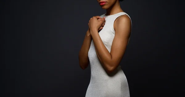 Mulher africana bonita de pé em um vestido branco elegante — Fotografia de Stock