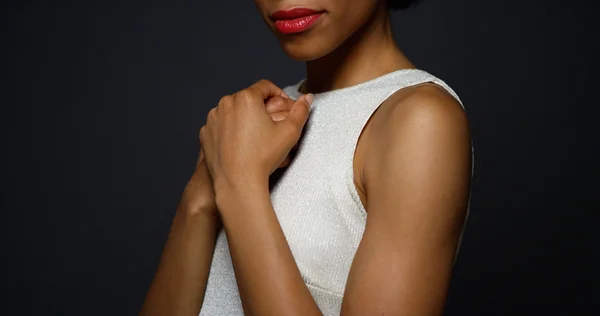 Mulher negra de pé em um vestido branco — Fotografia de Stock