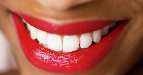 Gros plan d'une femme souriante avec du rouge à lèvres rouge — Photo