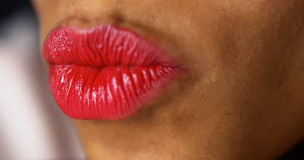 Primer plano de la mujer labios arrugados — Foto de Stock