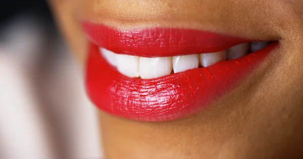 Close-up van vrouw vochtafscheiding lippen — Stockfoto