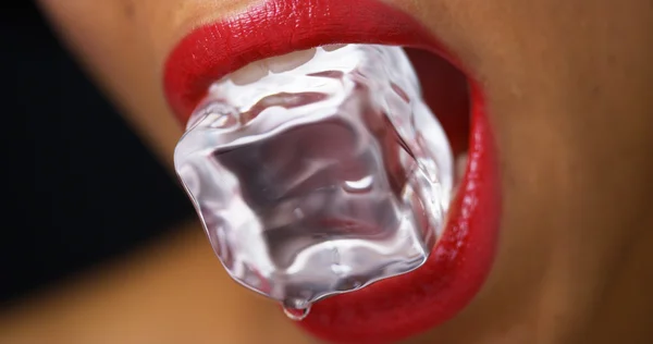 Gros plan de la femme avec de la glace dans la bouche — Photo