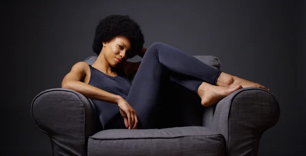 Schwarze Frau sitzt im Stuhl und denkt — Stockfoto