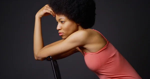 Mulher negra profunda no pensamento sentado na cadeira — Fotografia de Stock