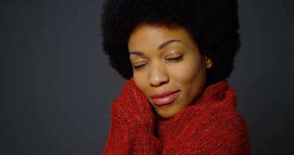 Mulher negra com afro vestindo xale vermelho — Fotografia de Stock