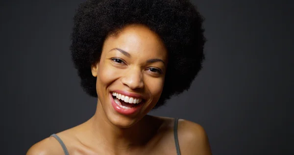 Sartén lento mujer africana riendo y sonriendo — Foto de Stock