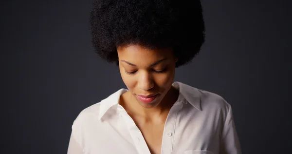 Portret van zwarte vrouw met afro en witte blouse — Stockfoto