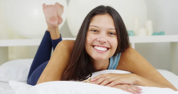 Mulher hispânica bonito deitado na cama — Fotografia de Stock