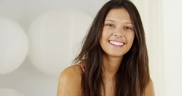 ヒスパニック系の若い女性がかわいい微笑し、笑う — ストック写真