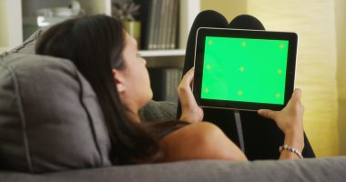 Karışık yarış kız tablet vasıl ile yeşil ekran