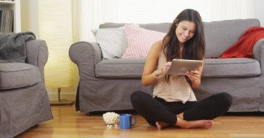 Mutlu genç tablet kullanma