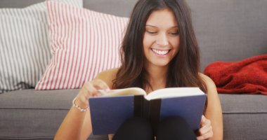 Karışık ırk kadın iyi bir kitap okuma