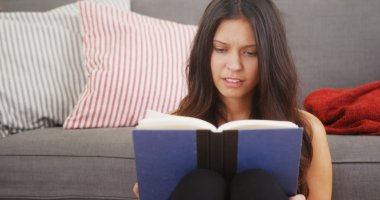 Genç kadın iyi bir kitap okuma