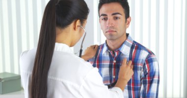 Çinli Doktor hastanın kalbi için dinleme