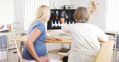 Ultrason hamile kadına açıklayan doktor