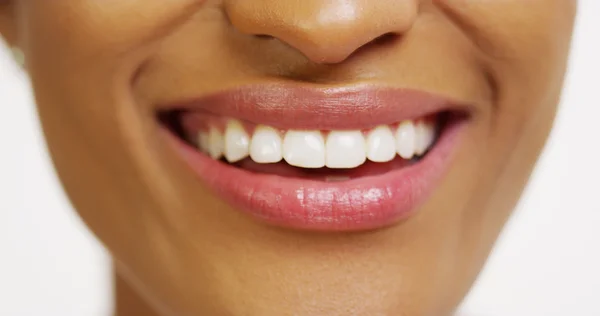 Κοντινό πλάνο αφρικανή γυναίκα με λευκά δόντια που χαμογελά — Φωτογραφία Αρχείου