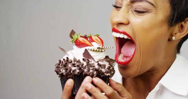 Zwarte vrouw nemen van een grote hap uit een fancy dessert — Stockfoto