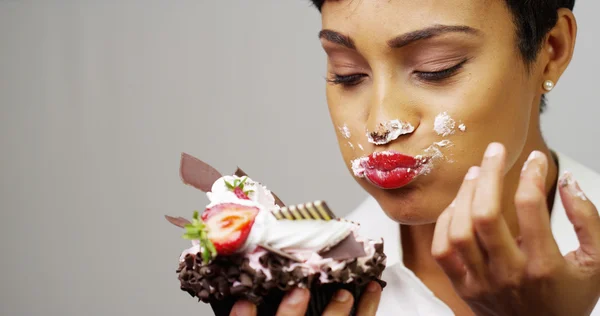 Mulher negra fazendo uma bagunça comendo uma sobremesa enorme fantasia — Fotografia de Stock