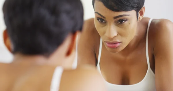 Yüz su sıçramasına ve aynaya bakmak siyah kadın