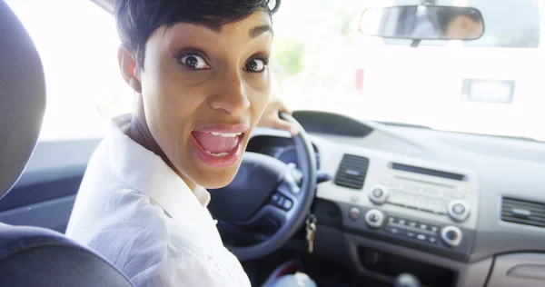Mulher irritada no carro olhando por cima do ombro e gritando com o passageiro — Fotografia de Stock