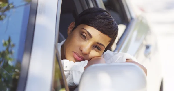 Mujer negra descansando cabeza por la ventana del coche — Foto de Stock