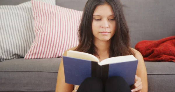 Mujer multiétnica divirtiéndose leyendo — Foto de Stock