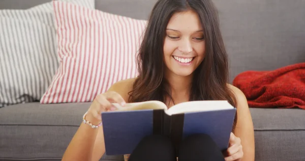 Gemengd ras vrouw leest een goed boek — Stockfoto