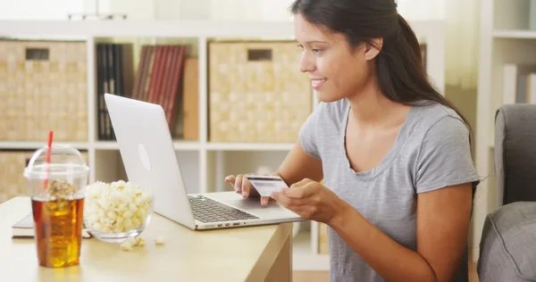 Mulher hispânica fazendo uma compra online — Fotografia de Stock