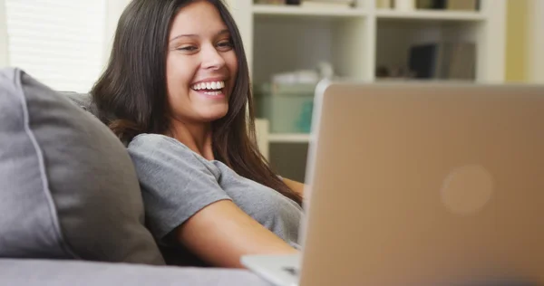 Jovem mulher assistindo vídeos no laptop — Fotografia de Stock