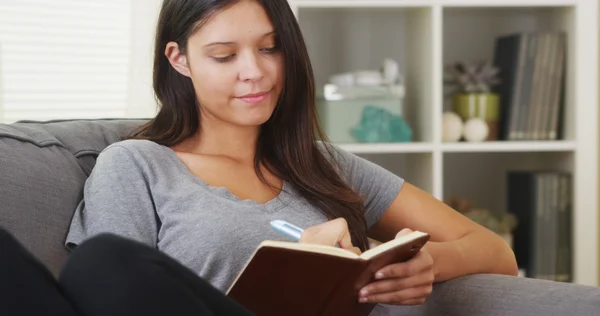 Spaanse vrouw zitten in het huis schrijven in dagboek — Stockfoto