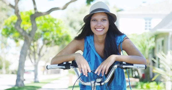 Jovem mulher sorrindo na bicicleta — Fotografia de Stock