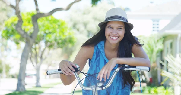 Jovem mulher sorrindo na bicicleta — Fotografia de Stock
