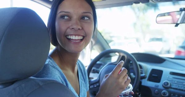 Happy young woman waiting in her car — Stock Photo, Image