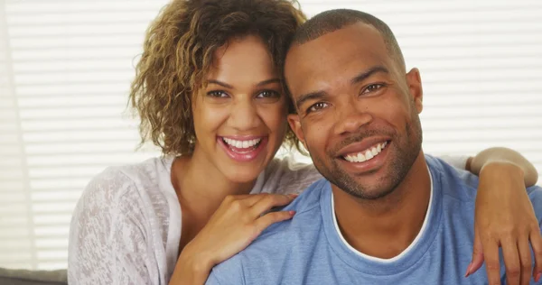 Gelukkig Afrikaanse Amerikaanse echtpaar glimlachen — Stockfoto