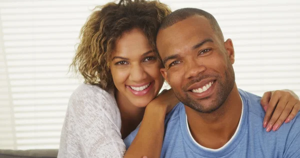 Heureux couple noir souriant — Photo