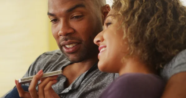 Afrikanisches Paar spricht auf Smartphone — Stockfoto