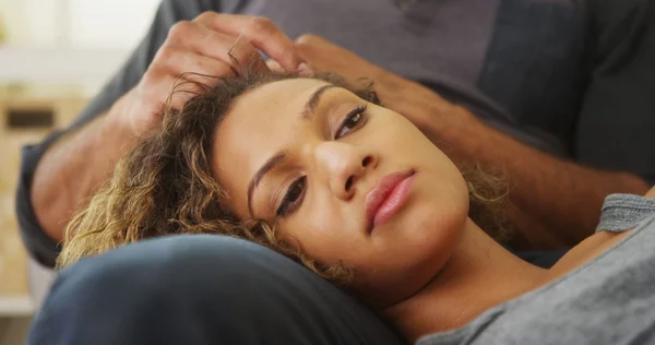 Close-up van vriendin liggen op vriendje schoot — Stockfoto