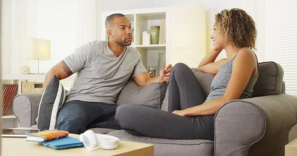 Pareja negra conversando en su salón —  Fotos de Stock