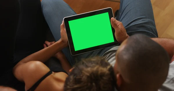 Africano casal segurando tablet com greenscreen — Fotografia de Stock