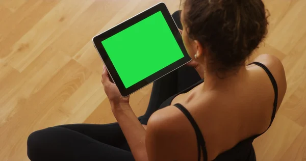 Afrikalı-Amerikalı kadın tablet video izleme