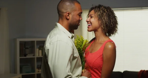 Novio negro sorprende novia con flores —  Fotos de Stock