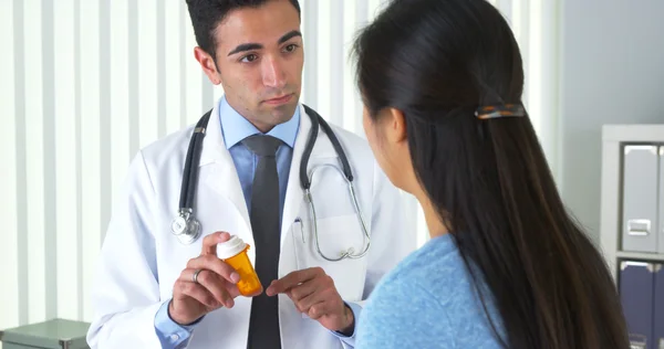 Médico hispânico explicando nova prescrição ao paciente — Fotografia de Stock