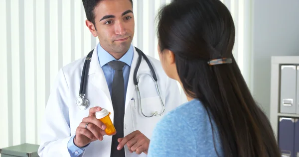 Médico hispânico explicando nova prescrição ao paciente — Fotografia de Stock